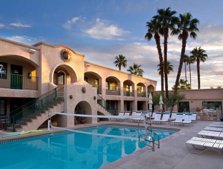 Desert Sun Resort pool