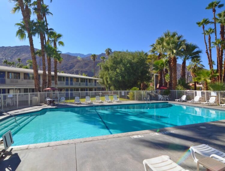 Motel 6 Palm Springs East pool