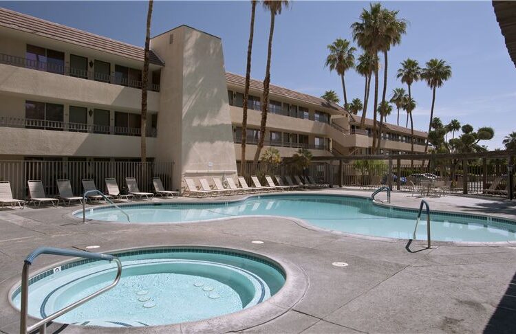 Vagabond Inn Palm Springs pool and spa